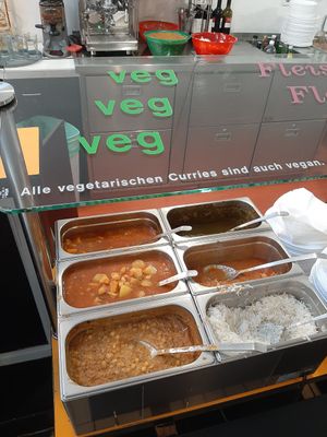 Left side is vegan at Der Wiener Deewan in Vienna