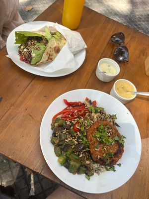 Bowl and the vegan Mexican chili wrap  at Baidewey in Montevideo