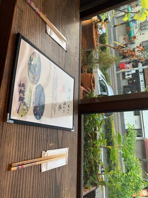 Speisekarte mit Blick nach draußen.  at Cafe Ren - Sakyo in Kyoto