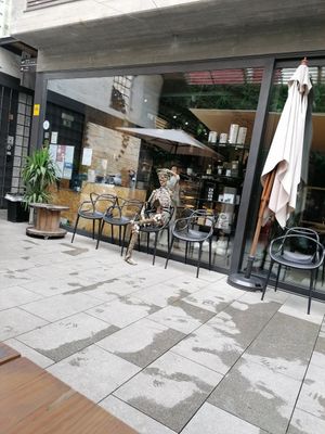 Terraza con encanto!!!! Con posibilidad de comer fuera o dentro. Espectacular el trato recibido! at 7g Roaster in Vila Nova De Gaia