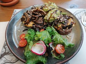 Tosta vegetariana: la base de pan, hummus, champiñones, guacamole, todo vegetal at 7g Roaster in Vila Nova De Gaia