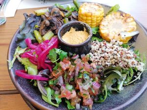 Ensalada vegetariana, la mezcla de sabores hacia un plato original at 7g Roaster in Vila Nova De Gaia