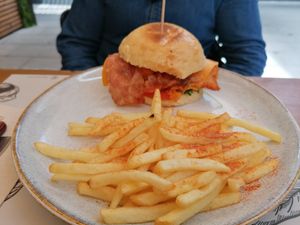 Hamburguesa de pollo, hay opciones para todos at 7g Roaster in Vila Nova De Gaia