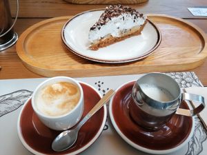 Cafe con bebida de avena y tarta con base de galleta, platano y nata at 7g Roaster in Vila Nova De Gaia