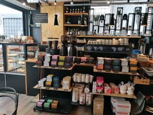 El interior con tienda at 7g Roaster in Vila Nova De Gaia