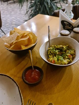 Chips and guacamole at Los Pueblos in Yerevan