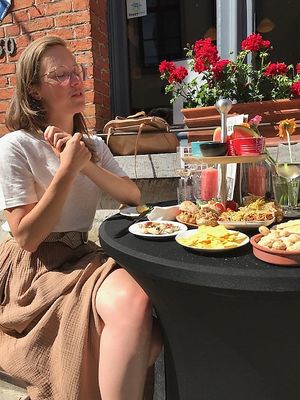 Enjoying vegan etagère  at Atelier Flori in Bruges