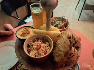 Potato rostis, pineapple, arancini balls (behind the rosti) nacho cheese sauce on the left, savoury broth in the glasses, and a wee risotto with bacon bits too. Everything unbeliev at Atelier Flori in Bruges