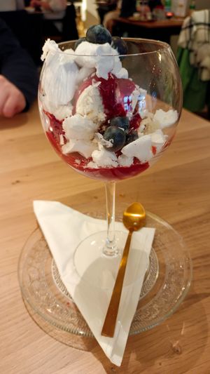 Eton mess dessert at Atelier Flori in Bruges