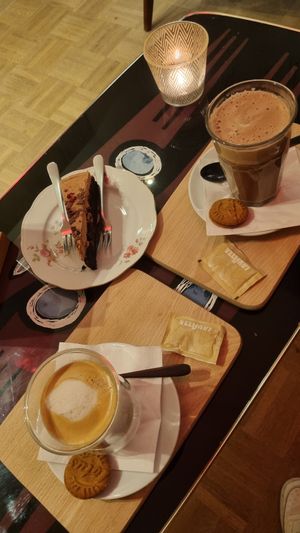 Ice latte and chocolate milk and chocolate cake at Atelier Flori in Bruges
