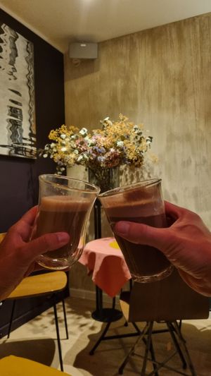 Ice latte and hot chocolate milk at Atelier Flori in Bruges