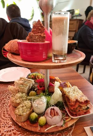 Etagere Dec 2023 at Atelier Flori in Bruges