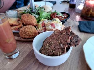 Crackers with etagere at Atelier Flori in Bruges
