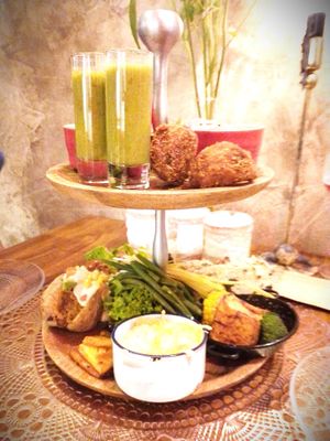 Etagère vol met plantaardige lekkere gerechten at Atelier Flori in Bruges