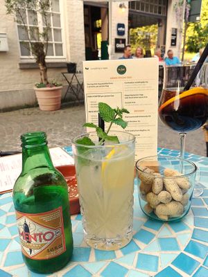 Whiteflag Mule (wodka-gemberbier-citroen) + Picon Vin Blanc at Atelier Flori in Bruges