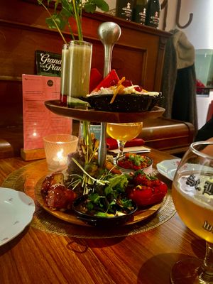 The Etagère, always the highlight of a visit to Atelier Flori (7-12-2024) at Atelier Flori in Bruges