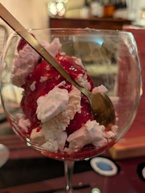 eton mess met meringue at Atelier Flori in Bruges