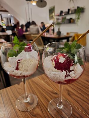 Eton mess at Atelier Flori in Bruges