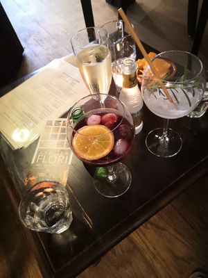 The mocktails: hibiscus drink and a gin tonnic at Atelier Flori in Bruges