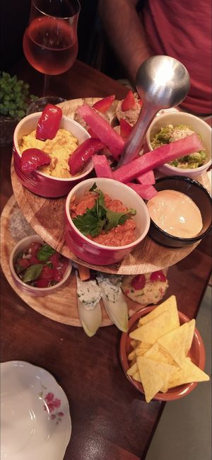 Étagère met vegan kaasjes at Atelier Flori in Bruges