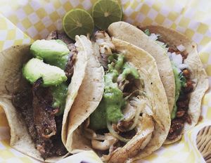Tacos de milanesa de Gaia Vegana acompañados de chorizo verde (base de lentejas germinadas y semilla de girasol) encebollado   at Gaia Vegana - Food Truck in Mexico City