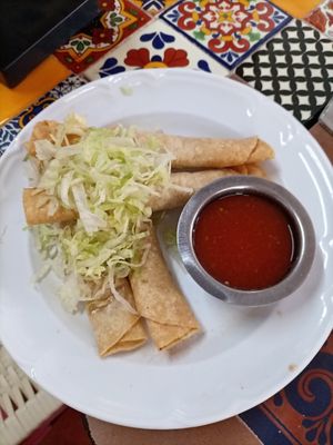 Orden de flautas de papa at Los 7 pozoles in Guadalajara