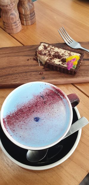 Blue algae latte at Icaro in Apollo Bay