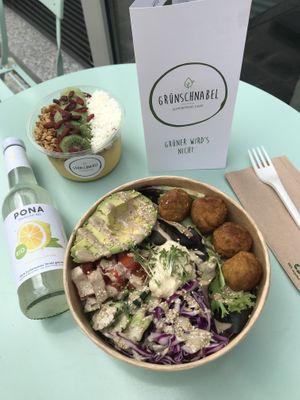 Lunchbowl & Smoothiebowl  #Veganuary at Grünschnabel Superfoodcafe in St Polten