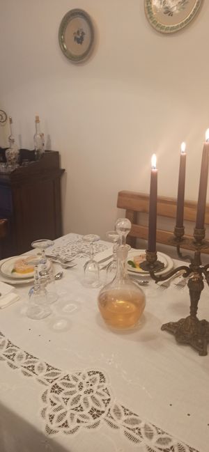 Particolare della tavola at Lisa's Home in Piedimonte Etneo