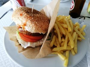 Hamburguesa vegana at Bar Praia in Sao Miguel