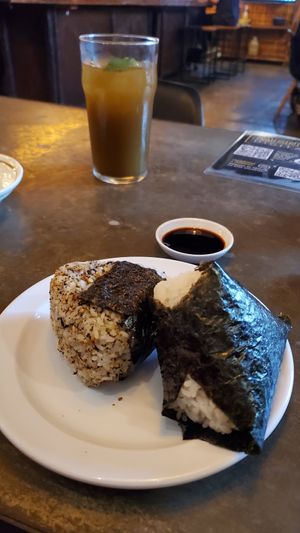 A la derecha oniguiri de miso vegano! at Mexipon in Ensenada