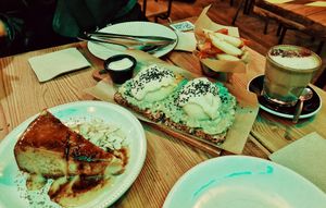 Cheesecake, benedict eggs and matcha latte at Frutas Prohibidas in Madrid