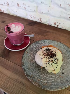 Red velvet latte / venedict eggs with brioche at Frutas Prohibidas in Madrid