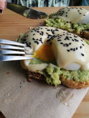 Huevos venedict del menú brunch at Frutas Prohibidas in Madrid