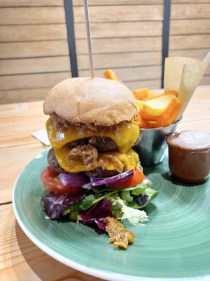 Hamburguesa doble at Frutas Prohibidas in Madrid