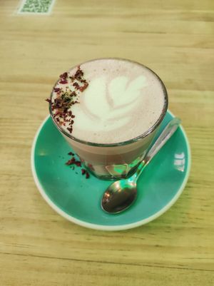 Red velvet latte at Frutas Prohibidas in Madrid
