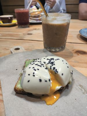 Egg benedict at Frutas Prohibidas in Madrid