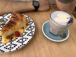 Tarta de queso vegana y café de spirulina  at Frutas Prohibidas in Madrid