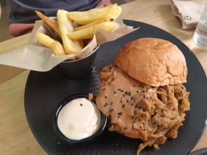 Sweet chili pulled pork burger at Frutas Prohibidas in Madrid