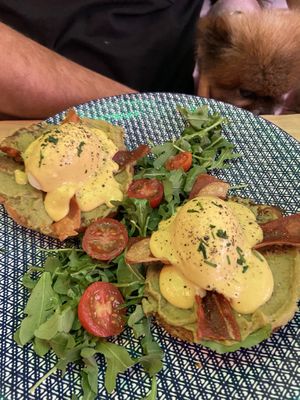 Egg Benedict clásico 😍😍  at Frutas Prohibidas in Madrid