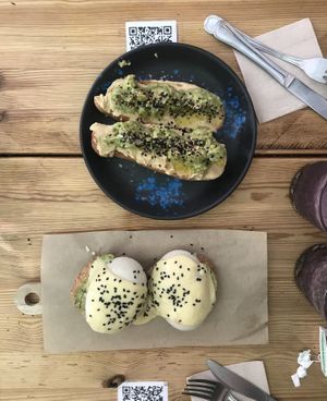 Tostas sen gluten con hummus e aguacate e “ovos” venedict  at Frutas Prohibidas in Madrid