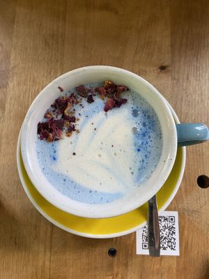 Blue spirulina latte   at Frutas Prohibidas in Madrid