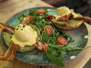 Eggs Benedict classic at Frutas Prohibidas in Madrid