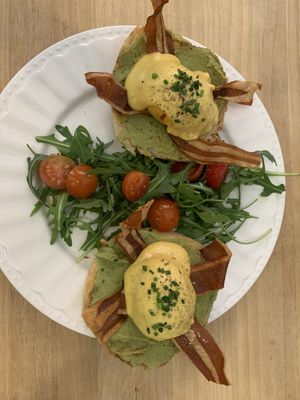 Huevos Benedict con bacon  at Frutas Prohibidas in Madrid