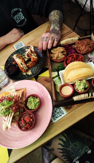 "Farra de tacos", "Quesadillas de pollo vegano" y "Korn Ribs" at Frutas Prohibidas in Madrid