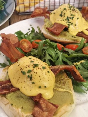 Huevos clásicos at Frutas Prohibidas in Madrid