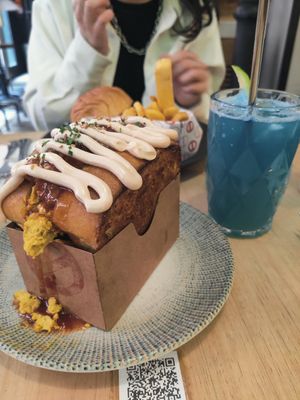 Scrambled eggs and chicken sandwich at Frutas Prohibidas in Madrid