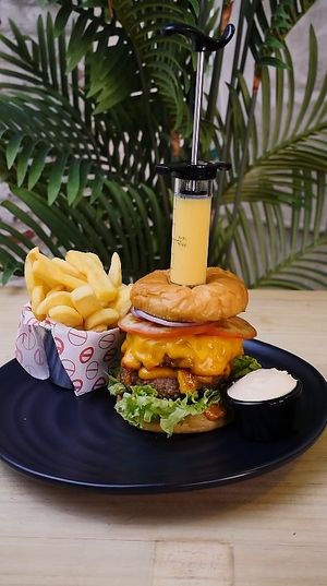 Double homemade plant-based beef-style meat with cheese, Vurger sauce (chef's special), lettuce, tomato, and red onion. Served with a 30ml syringe shot of cheddar cheese sauce.  at Frutas Prohibidas in Madrid
