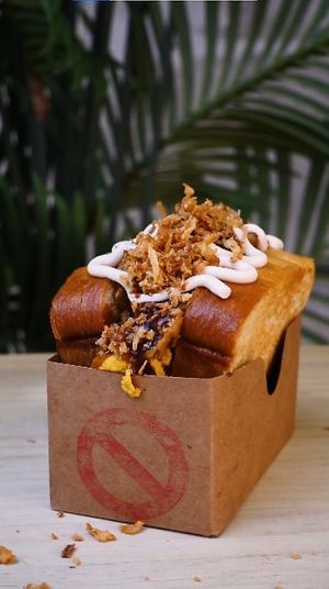 SANDWICH DE REVUELTO Y PULLEDPORK: Toasted brioche bread, scrambled  WEVOs (vegan eggs), tamarind BBQ pulled pork, aioli, and crispy onion. at Frutas Prohibidas in Madrid