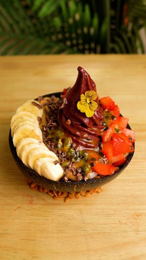 AÇAÍ BOWL ORGASMIC: BIO Açaí  with toppings of homemade granola, banana, strawberries, peanut butter, cocoa nibs and passion fruit at Frutas Prohibidas in Madrid